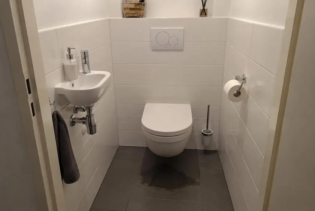 Lekdetectie Voorthuizen – natte vloer bij een toilet