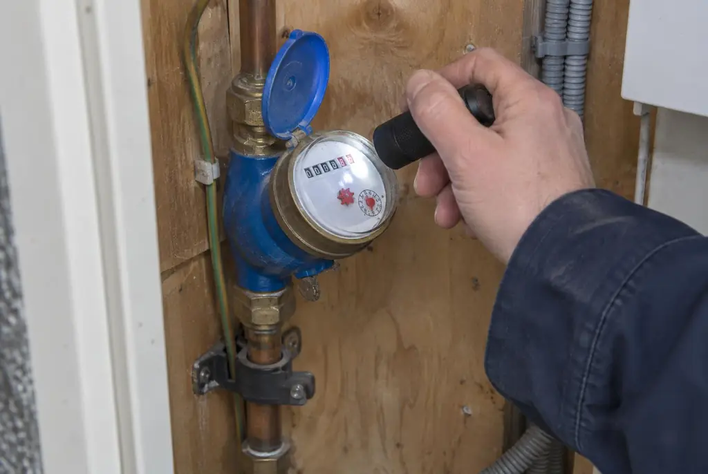 Lekdetectie Voorthuizen – watermeter in de meterkast controleren met een zaklamp